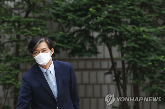 자녀 입시비리 혐의로 재판에 넘겨진 조국 전 법무부 장관이 지난 6월 25일 서초동 서울중앙지법에 출석하고 있다. (연합뉴스)